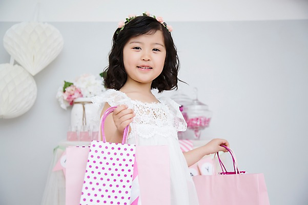 포토 JPG 스튜디오촬영 라이프스타일 원피스 여자 어린이라이프 어린이 모션 놀이 실내 한명 서기 미소 들기 사람 동양인 소녀 상반신 앞모습 쇼핑 쇼핑백 귀여움 유치원생 한국인 즐거움 소녀한명만 국내포토 1 옷 감정 뷰포인트 컨셉 가방 표정 인종 내부 생활 여자한명만 소녀만 파일형식