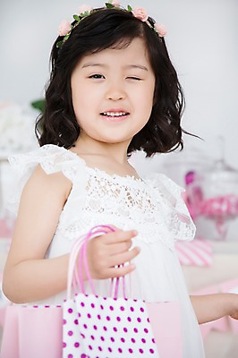 포토 JPG 스튜디오촬영 라이프스타일 원피스 여자 어린이라이프 어린이 모션 놀이 실내 윙크 한명 서기 미소 들기 사람 동양인 소녀 상반신 앞모습 쇼핑 쇼핑백 귀여움 화관 유치원생 한국인 즐거움 소녀한명만 국내포토 1 옷 꽃 감정 뷰포인트 컨셉 가방 표정 인종 내부 생활 여자한명만 소녀만 파일형식