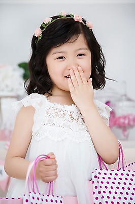 포토 JPG 스튜디오촬영 라이프스타일 원피스 여자 어린이라이프 어린이 모션 놀이 실내 한명 서기 미소 들기 사람 동양인 손짓 소녀 상반신 앞모습 쇼핑 쇼핑백 귀여움 화관 유치원생 한국인 즐거움 소녀한명만 국내포토 1 옷 꽃 감정 뷰포인트 컨셉 가방 표정 인종 내부 생활 여자한명만 소녀만 파일형식