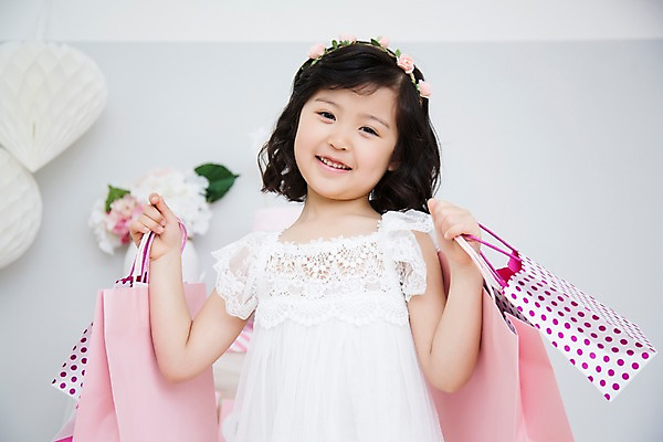 포토 JPG 스튜디오촬영 라이프스타일 여자 어린이라이프 어린이 모션 놀이 실내 한명 서기 미소 사람 동양인 소녀 상반신 앞모습 쇼핑 쇼핑백 귀여움 화관 유치원생 한국인 즐거움 소녀한명만 국내포토 1 꽃 감정 뷰포인트 컨셉 가방 표정 인종 내부 생활 여자한명만 소녀만 파일형식