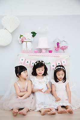 포토 JPG 스튜디오촬영 전신 라이프스타일 원피스 여자 어린이라이프 어린이 모션 놀이 실내 사람 앉기 동양인 소녀 앞모습 세명 친구 파티 귀여움 유치원생 한국인 즐거움 특별함 여자만 어린이만 소녀만 국내포토 옷 감정 뷰포인트 컨셉 관계 인종 이벤트 내부 생활 파일형식