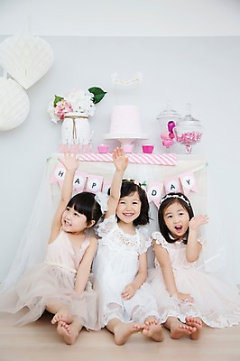 포토 JPG 스튜디오촬영 전신 라이프스타일 원피스 여자 어린이라이프 어린이 모션 실내 미소 사람 앉기 동양인 손짓 소녀 앞모습 세명 친구 파티 손들기 귀여움 유치원생 한국인 즐거움 특별함 여자만 어린이만 소녀만 국내포토 옷 감정 뷰포인트 컨셉 관계 표정 인종 이벤트 내부 생활 파일형식