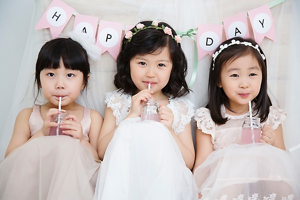 포토 JPG 스튜디오촬영 라이프스타일 드레스 여자 어린이라이프 음료 어린이 모션 휴식 실내 빨대 미소 들기 사람 앉기 동양인 소녀 상반신 앞모습 세명 파티 귀여움 유치원생 한국인 먹기 즐거움 특별함 여자만 어린이만 소녀만 국내포토 옷 감정 뷰포인트 컨셉 표정 인종 이벤트 내부 생활 파일형식