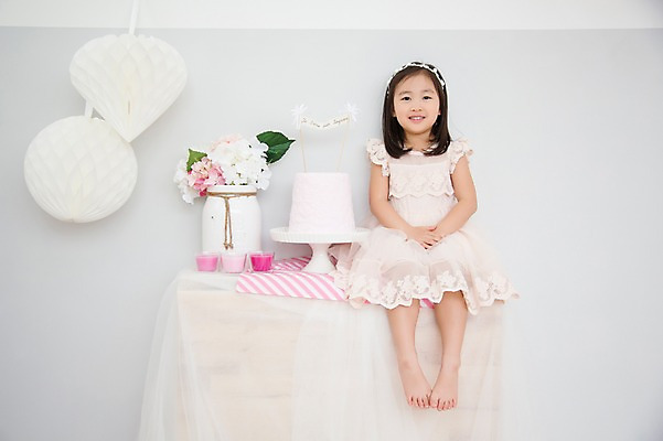 포토 JPG 스튜디오촬영 전신 라이프스타일 원피스 여자 어린이라이프 어린이 모션 휴식 실내 한명 미소 사람 앉기 동양인 소녀 앞모습 파티 귀여움 유치원생 한국인 즐거움 특별함 소녀한명만 국내포토 1 옷 감정 뷰포인트 컨셉 표정 인종 이벤트 내부 생활 여자한명만 소녀만 파일형식