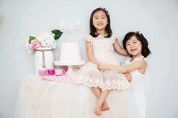 포토 JPG 스튜디오촬영 전신 라이프스타일 여자 어린이라이프 어린이 모션 놀이 탁자 실내 서기 미소 사람 앉기 동양인 소녀 상반신 두명 앞모습 옆모습 친구 귀여움 유치원생 한국인 즐거움 여자만 어린이만 소녀만 국내포토 감정 뷰포인트 가구 컨셉 관계 표정 인종 내부 생활 파일형식