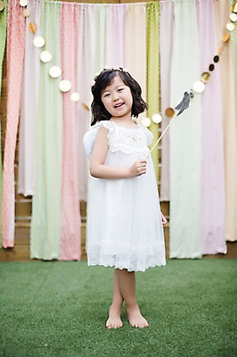 포토 JPG 주간 전신 라이프스타일 원피스 여자 어린이라이프 별 어린이 모션 휴식 한명 서기 미소 들기 사람 동양인 소녀 야외 앞모습 귀여움 정원 활발 유치원생 한국인 즐거움 요술봉 소녀한명만 국내포토 자연요소 1 옷 감정 뷰포인트 컨셉 표정 인종 생활 여자한명만 소녀만 파일형식