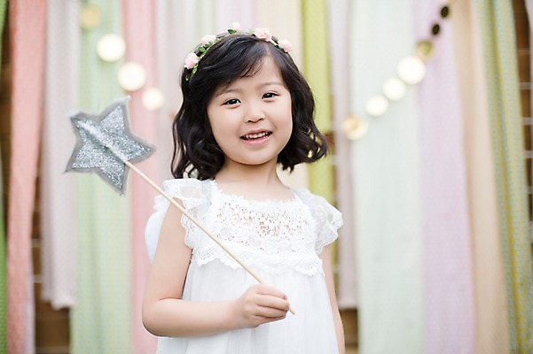 포토 JPG 주간 라이프스타일 원피스 여자 어린이라이프 별 어린이 모션 놀이 한명 서기 미소 들기 사람 동양인 소녀 상반신 야외 앞모습 귀여움 정원 활발 유치원생 한국인 즐거움 요술봉 소녀한명만 국내포토 자연요소 1 옷 감정 뷰포인트 컨셉 표정 인종 생활 여자한명만 소녀만 파일형식