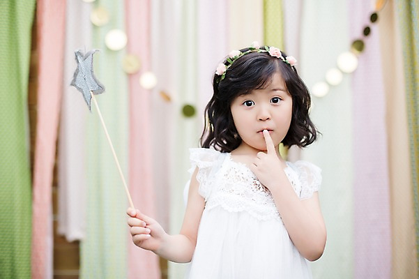 포토 JPG 주간 라이프스타일 여자 어린이라이프 별 어린이 모션 놀이 한명 서기 미소 들기 사람 동양인 손짓 소녀 상반신 야외 앞모습 귀여움 정원 활발 유치원생 한국인 즐거움 요술봉 소녀한명만 국내포토 자연요소 1 감정 뷰포인트 컨셉 표정 인종 생활 여자한명만 소녀만 파일형식