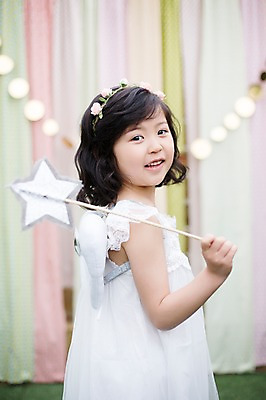 포토 JPG 스튜디오촬영 라이프스타일 원피스 여자 어린이라이프 별 어린이 모션 놀이 실내 한명 서기 미소 들기 사람 동양인 소녀 상반신 뒷모습 귀여움 정원 유치원생 한국인 뒤돌아보기 즐거움 요술봉 소녀한명만 국내포토 자연요소 1 옷 감정 뷰포인트 컨셉 표정 인종 내부 생활 여자한명만 소녀만 파일형식