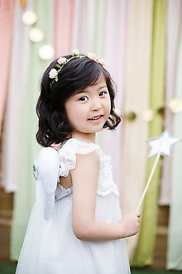 포토 JPG 주간 라이프스타일 원피스 여자 어린이라이프 별 어린이 모션 놀이 한명 서기 미소 들기 사람 동양인 소녀 상반신 야외 뒷모습 귀여움 정원 화관 활발 유치원생 한국인 뒤돌아보기 즐거움 요술봉 소녀한명만 국내포토 자연요소 1 옷 꽃 감정 뷰포인트 컨셉 표정 인종 생활 여자한명만 소녀만 파일형식