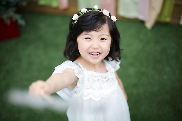 포토 JPG 주간 라이프스타일 원피스 여자 어린이라이프 어린이 모션 놀이 한명 서기 미소 들기 사람 동양인 소녀 상반신 야외 앞모습 귀여움 정원 화관 활발 유치원생 한국인 즐거움 요술봉 소녀한명만 국내포토 자연요소 1 옷 꽃 감정 뷰포인트 컨셉 표정 인종 생활 여자한명만 소녀만 파일형식