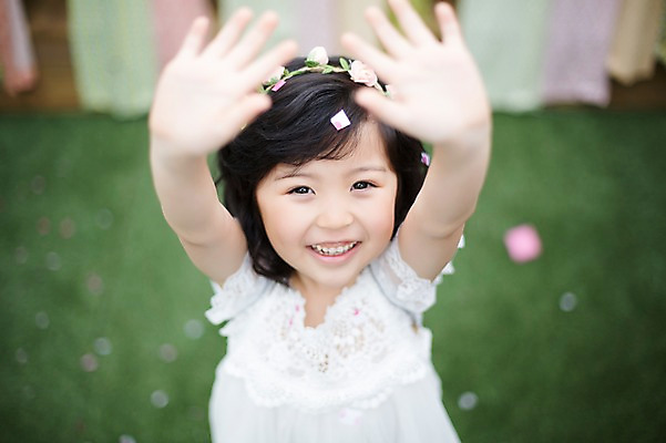 포토 JPG 주간 라이프스타일 원피스 여자 어린이라이프 어린이 모션 놀이 한명 서기 미소 사람 동양인 손짓 소녀 상반신 야외 앞모습 손들기 귀여움 정원 화관 활발 유치원생 한국인 즐거움 꽃가루 소녀한명만 국내포토 자연요소 1 옷 꽃 감정 뷰포인트 컨셉 표정 인종 생활 가루 여자한명만 소녀만 파일형식