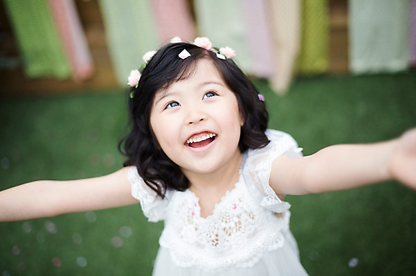 포토 JPG 주간 라이프스타일 원피스 여자 어린이라이프 어린이 모션 놀이 한명 서기 미소 사람 동양인 손짓 소녀 상반신 야외 앞모습 귀여움 정원 활발 유치원생 한국인 올려보기 즐거움 꽃가루 소녀한명만 국내포토 자연요소 1 옷 감정 뷰포인트 컨셉 표정 인종 생활 가루 여자한명만 소녀만 파일형식