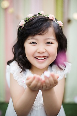 포토 JPG 주간 라이프스타일 원피스 여자 어린이라이프 어린이 모션 놀이 한명 서기 미소 사람 동양인 손짓 소녀 상반신 야외 앞모습 귀여움 정원 화관 활발 유치원생 한국인 즐거움 꽃가루 소녀한명만 국내포토 자연요소 1 옷 꽃 감정 뷰포인트 컨셉 표정 인종 생활 가루 여자한명만 소녀만 파일형식