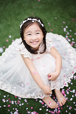 포토 JPG 주간 전신 라이프스타일 원피스 여자 어린이라이프 어린이 모션 놀이 한명 미소 사람 앉기 동양인 소녀 야외 앞모습 귀여움 정원 활발 유치원생 한국인 즐거움 꽃가루 소녀한명만 국내포토 자연요소 1 옷 감정 뷰포인트 컨셉 표정 인종 생활 가루 여자한명만 소녀만 파일형식