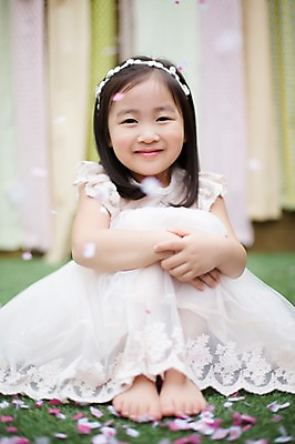 포토 JPG 주간 전신 라이프스타일 원피스 여자 어린이라이프 어린이 모션 놀이 한명 미소 사람 앉기 동양인 소녀 야외 앞모습 귀여움 정원 활발 유치원생 한국인 즐거움 꽃가루 소녀한명만 국내포토 자연요소 1 옷 감정 뷰포인트 컨셉 표정 인종 생활 가루 여자한명만 소녀만 파일형식