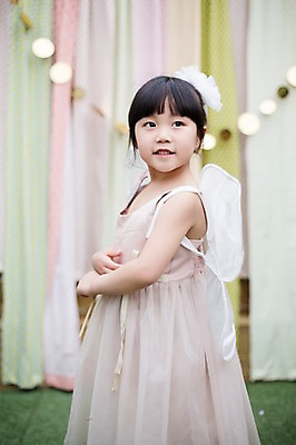 포토 JPG 주간 라이프스타일 원피스 여자 어린이라이프 어린이 날개 모션 놀이 요정 한명 서기 미소 사람 동양인 소녀 상반신 야외 옆모습 귀여움 정원 활발 유치원생 한국인 즐거움 소녀한명만 국내포토 자연요소 1 옷 감정 뷰포인트 컨셉 표정 인종 생활 여자한명만 소녀만 파일형식