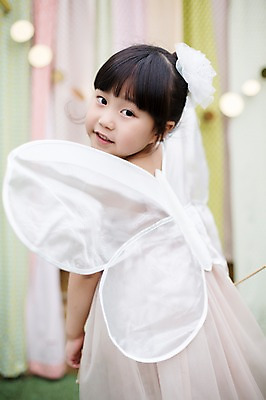 포토 JPG 주간 라이프스타일 원피스 여자 어린이라이프 어린이 날개 모션 놀이 요정 한명 서기 미소 사람 동양인 소녀 상반신 야외 뒷모습 귀여움 정원 활발 유치원생 한국인 뒤돌아보기 즐거움 소녀한명만 국내포토 자연요소 1 옷 감정 뷰포인트 컨셉 표정 인종 생활 여자한명만 소녀만 파일형식