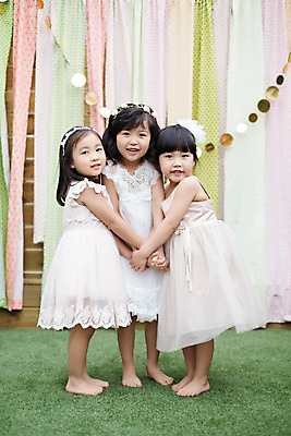 포토 JPG 주간 전신 라이프스타일 원피스 여자 어린이라이프 어린이 모션 놀이 서기 미소 사람 동양인 소녀 야외 앞모습 세명 친구 귀여움 정원 손잡기 활발 유치원생 한국인 즐거움 여자만 어린이만 소녀만 국내포토 자연요소 옷 감정 뷰포인트 컨셉 관계 표정 인종 생활 파일형식