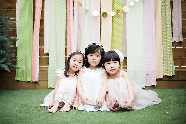 포토 JPG 주간 전신 라이프스타일 원피스 여자 어린이라이프 어린이 모션 놀이 휴식 사람 앉기 동양인 소녀 야외 앞모습 세명 친구 귀여움 정원 활발 유치원생 한국인 즐거움 여자만 어린이만 소녀만 국내포토 자연요소 옷 감정 뷰포인트 컨셉 관계 인종 생활 파일형식