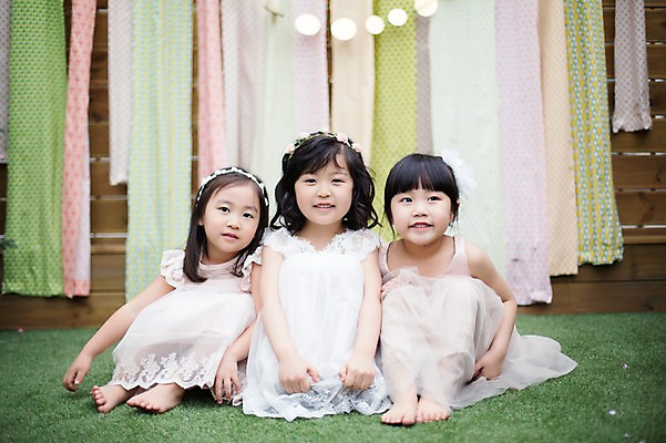 포토 JPG 주간 전신 라이프스타일 원피스 여자 어린이라이프 어린이 모션 휴식 미소 사람 앉기 동양인 소녀 야외 앞모습 세명 친구 귀여움 정원 활발 유치원생 한국인 즐거움 여자만 어린이만 소녀만 국내포토 자연요소 옷 감정 뷰포인트 컨셉 관계 표정 인종 생활 파일형식