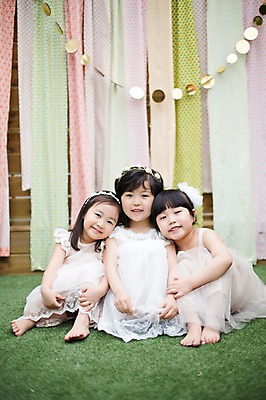 포토 JPG 주간 전신 라이프스타일 원피스 여자 어린이라이프 어린이 모션 휴식 미소 사람 앉기 동양인 소녀 야외 앞모습 세명 친구 귀여움 정원 기댐 활발 유치원생 한국인 즐거움 여자만 어린이만 소녀만 국내포토 자연요소 옷 감정 뷰포인트 컨셉 관계 표정 인종 생활 파일형식