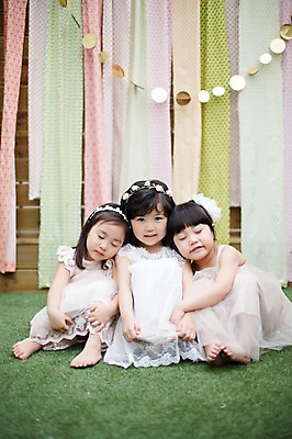 포토 JPG 주간 전신 라이프스타일 원피스 여자 어린이라이프 어린이 모션 휴식 미소 사람 앉기 동양인 소녀 야외 앞모습 세명 귀여움 정원 기댐 활발 유치원생 한국인 즐거움 여자만 어린이만 소녀만 국내포토 자연요소 옷 감정 뷰포인트 컨셉 표정 인종 생활 파일형식