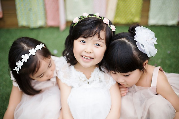 포토 JPG 주간 라이프스타일 원피스 여자 어린이라이프 어린이 모션 휴식 미소 사람 앉기 동양인 소녀 상반신 야외 앞모습 세명 친구 귀여움 정원 활발 유치원생 한국인 즐거움 여자만 어린이만 소녀만 국내포토 자연요소 옷 감정 뷰포인트 컨셉 관계 표정 인종 생활 파일형식