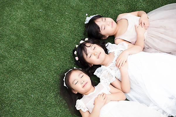 포토 JPG 주간 라이프스타일 원피스 여자 어린이라이프 어린이 모션 휴식 사람 동양인 소녀 상반신 야외 앞모습 세명 친구 눕기 귀여움 정원 눈감음 활발 유치원생 한국인 즐거움 손모으기 여자만 어린이만 소녀만 국내포토 자연요소 옷 감정 뷰포인트 컨셉 관계 인종 손짓 생활 파일형식