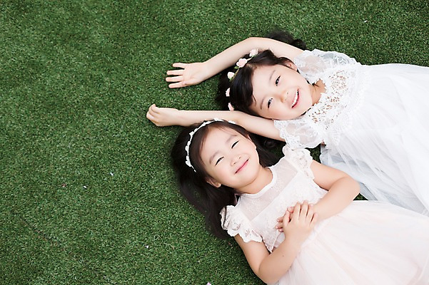 포토 JPG 주간 라이프스타일 원피스 여자 어린이라이프 어린이 모션 휴식 미소 사람 동양인 손짓 소녀 상반신 야외 두명 앞모습 친구 눕기 귀여움 정원 활발 유치원생 한국인 즐거움 손모으기 여자만 어린이만 소녀만 국내포토 자연요소 옷 감정 뷰포인트 컨셉 관계 표정 인종 생활 파일형식