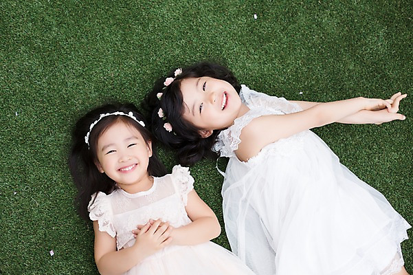 포토 JPG 주간 라이프스타일 원피스 여자 어린이라이프 어린이 모션 휴식 미소 사람 동양인 손짓 소녀 상반신 야외 두명 앞모습 친구 눕기 귀여움 정원 활발 유치원생 한국인 즐거움 손모으기 여자만 어린이만 소녀만 국내포토 자연요소 옷 감정 뷰포인트 컨셉 관계 표정 인종 생활 파일형식