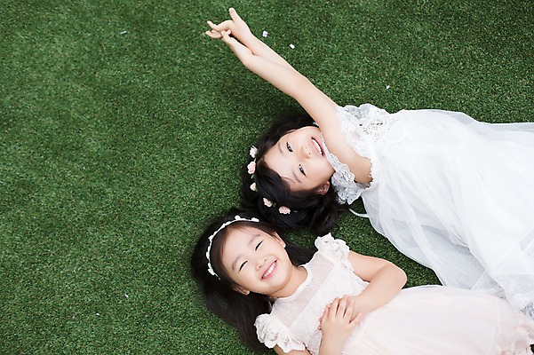 포토 JPG 주간 라이프스타일 원피스 여자 어린이라이프 어린이 모션 휴식 미소 사람 동양인 손짓 소녀 상반신 야외 두명 앞모습 친구 눕기 귀여움 정원 활발 유치원생 한국인 즐거움 손모으기 여자만 어린이만 소녀만 국내포토 자연요소 옷 감정 뷰포인트 컨셉 관계 표정 인종 생활 파일형식