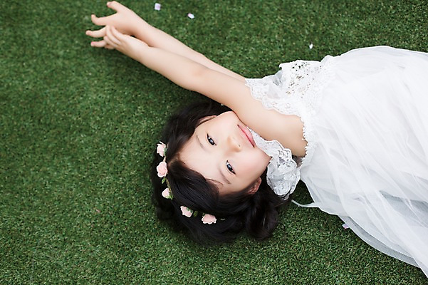 포토 JPG 주간 라이프스타일 원피스 여자 어린이라이프 어린이 모션 휴식 한명 미소 사람 동양인 손짓 소녀 상반신 야외 앞모습 눕기 귀여움 정원 활발 유치원생 한국인 즐거움 소녀한명만 국내포토 자연요소 1 옷 감정 뷰포인트 컨셉 표정 인종 생활 여자한명만 소녀만 파일형식