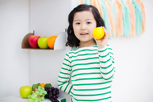 포토 JPG 스튜디오촬영 라이프스타일 여자 어린이라이프 어린이 오렌지 과일 모션 놀이 포도 실내 한명 서기 들기 사람 동양인 소녀 상반신 앞모습 귀여움 유치원생 한국인 사과 레몬 즐거움 소녀한명만 국내포토 1 감정 뷰포인트 컨셉 인종 내부 생활 여자한명만 소녀만 파일형식