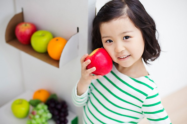 포토 JPG 스튜디오촬영 라이프스타일 여자 어린이라이프 어린이 오렌지 과일 모션 놀이 실내 한명 서기 미소 들기 사람 동양인 소녀 상반신 앞모습 귀여움 유치원생 한국인 사과 즐거움 소녀한명만 국내포토 1 감정 뷰포인트 컨셉 표정 인종 내부 생활 여자한명만 소녀만 파일형식