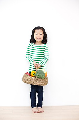 포토 JPG 스튜디오촬영 전신 라이프스타일 여자 어린이라이프 어린이 채소 모션 놀이 피망 파프리카 실내 한명 서기 미소 들기 사람 동양인 소녀 앞모습 바구니 귀여움 유치원생 한국인 브로콜리 즐거움 소녀한명만 국내포토 1 감정 뷰포인트 컨셉 표정 인종 내부 생활 여자한명만 소녀만 파일형식