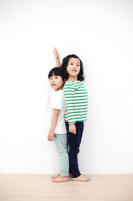 포토 JPG 스튜디오촬영 전신 라이프스타일 여자 어린이라이프 어린이 모션 놀이 실내 서기 미소 사람 동양인 손짓 소녀 두명 옆모습 유치원생 한국인 등맞대기 손뻗기 여자만 어린이만 소녀만 국내포토 뷰포인트 표정 인종 내부 생활 파일형식