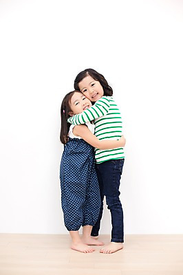 포토 JPG 스튜디오촬영 전신 라이프스타일 여자 어린이라이프 어린이 안기 모션 실내 서기 미소 사람 동양인 소녀 두명 옆모습 친구 유치원생 한국인 여자만 어린이만 소녀만 국내포토 뷰포인트 관계 표정 인종 내부 생활 파일형식