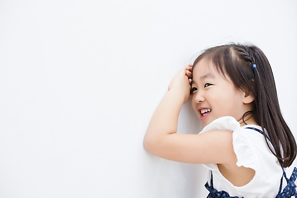 포토 JPG 스튜디오촬영 라이프스타일 여자 어린이라이프 어린이 벽 모션 휴식 실내 한명 서기 미소 사람 동양인 손짓 소녀 상반신 옆모습 유치원생 한국인 술래잡기 소녀한명만 국내포토 1 뷰포인트 컨셉 놀이 표정 인종 내부 생활 여자한명만 소녀만 파일형식