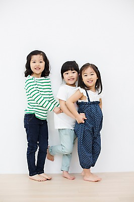 포토 JPG 스튜디오촬영 전신 라이프스타일 여자 어린이라이프 어린이 모션 놀이 실내 서기 미소 사람 동양인 손짓 소녀 옆모습 세명 손잡기 유치원생 한국인 여자만 어린이만 소녀만 국내포토 뷰포인트 표정 인종 내부 생활 파일형식