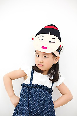 포토 JPG 스튜디오촬영 라이프스타일 여자 어린이라이프 어린이 허리손 모션 놀이 실내 가면 한명 서기 미소 사람 동양인 소녀 상반신 앞모습 귀여움 유치원생 한국인 즐거움 소녀한명만 국내포토 1 감정 뷰포인트 포즈 컨셉 표정 인종 내부 생활 여자한명만 소녀만 파일형식