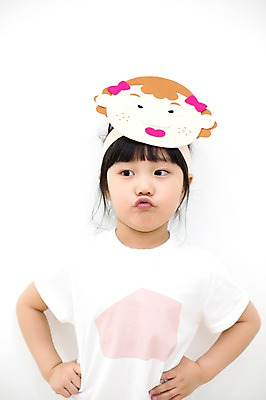 포토 JPG 스튜디오촬영 라이프스타일 여자 어린이라이프 어린이 허리손 모션 놀이 실내 가면 한명 서기 사람 동양인 소녀 상반신 앞모습 귀여움 유치원생 한국인 즐거움 입내밀기 소녀한명만 국내포토 1 감정 뷰포인트 포즈 컨셉 인종 내부 생활 여자한명만 소녀만 파일형식