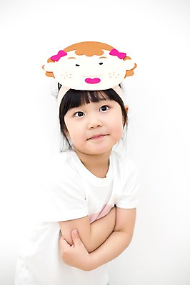 포토 JPG 스튜디오촬영 라이프스타일 응시 여자 어린이라이프 어린이 모션 놀이 실내 가면 한명 서기 미소 사람 동양인 소녀 상반신 앞모습 팔짱 귀여움 유치원생 한국인 즐거움 소녀한명만 국내포토 1 시선 감정 뷰포인트 컨셉 표정 인종 내부 생활 여자한명만 소녀만 파일형식