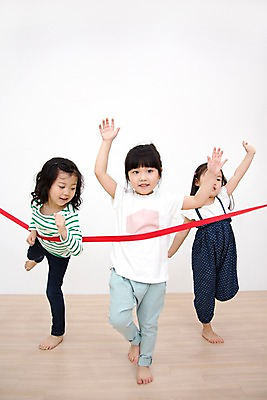 포토 JPG 스튜디오촬영 전신 라이프스타일 여자 어린이라이프 어린이 모션 놀이 실내 서기 미소 사람 동양인 손짓 소녀 앞모습 세명 귀여움 유치원생 한국인 우승 즐거움 여자만 어린이만 소녀만 국내포토 감정 뷰포인트 컨셉 표정 인종 내부 생활 최고 파일형식