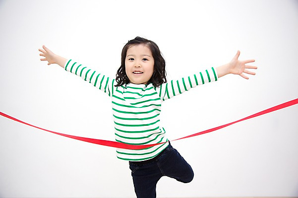 포토 JPG 스튜디오촬영 라이프스타일 여자 어린이라이프 어린이 모션 놀이 실내 한명 서기 미소 사람 동양인 손짓 소녀 상반신 앞모습 귀여움 유치원생 한국인 우승 즐거움 손뻗기 소녀한명만 국내포토 1 감정 뷰포인트 컨셉 표정 인종 내부 생활 최고 여자한명만 소녀만 파일형식