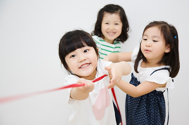 포토 JPG 스튜디오촬영 라이프스타일 여자 어린이라이프 어린이 줄 모션 놀이 실내 서기 미소 사람 동양인 소녀 상반신 앞모습 세명 친구 귀여움 유치원생 한국인 당기기 즐거움 줄다리기 여자만 어린이만 소녀만 국내포토 감정 뷰포인트 컨셉 관계 표정 인종 내부 생활 파일형식