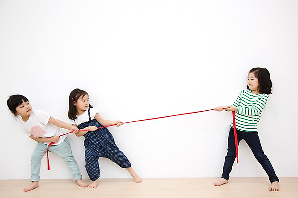 포토 JPG 스튜디오촬영 전신 라이프스타일 여자 어린이라이프 어린이 줄 모션 놀이 실내 서기 사람 동양인 소녀 옆모습 세명 귀여움 경쟁 유치원생 한국인 당기기 즐거움 줄다리기 여자만 어린이만 소녀만 국내포토 감정 뷰포인트 컨셉 인종 내부 생활 파일형식