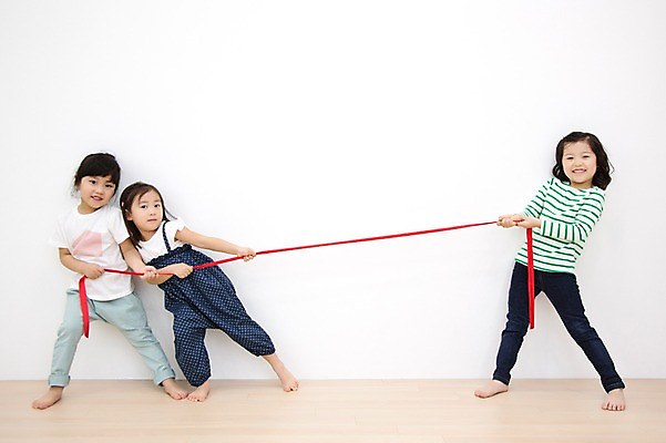 포토 JPG 스튜디오촬영 전신 라이프스타일 여자 어린이라이프 어린이 줄 모션 놀이 실내 서기 미소 사람 동양인 소녀 앞모습 세명 친구 귀여움 경쟁 유치원생 한국인 당기기 즐거움 줄다리기 여자만 어린이만 소녀만 국내포토 감정 뷰포인트 컨셉 관계 표정 인종 내부 생활 파일형식