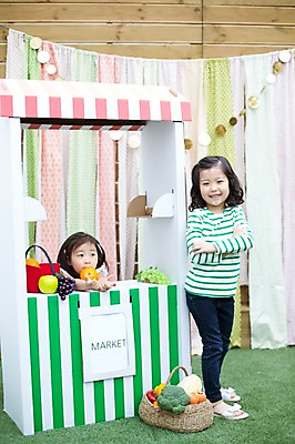 포토 JPG 주간 전신 라이프스타일 여자 어린이라이프 어린이 채소 과일 모션 놀이 포도 서기 미소 사람 앉기 동양인 소녀 상반신 야외 두명 앞모습 바구니 팔짱 귀여움 활발 유치원생 한국인 사과 브로콜리 즐거움 소꿉놀이 슈퍼 여자만 어린이만 소녀만 국내포토 자연요소 감정 뷰포인트 컨셉 표정 인종 생활 파일형식