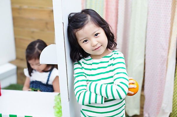 포토 JPG 주간 라이프스타일 여자 어린이라이프 어린이 오렌지 과일 모션 놀이 서기 미소 들기 사람 앉기 동양인 소녀 상반신 야외 두명 앞모습 귀여움 활발 유치원생 한국인 즐거움 여자만 어린이만 소녀만 국내포토 자연요소 감정 뷰포인트 컨셉 표정 인종 생활 파일형식